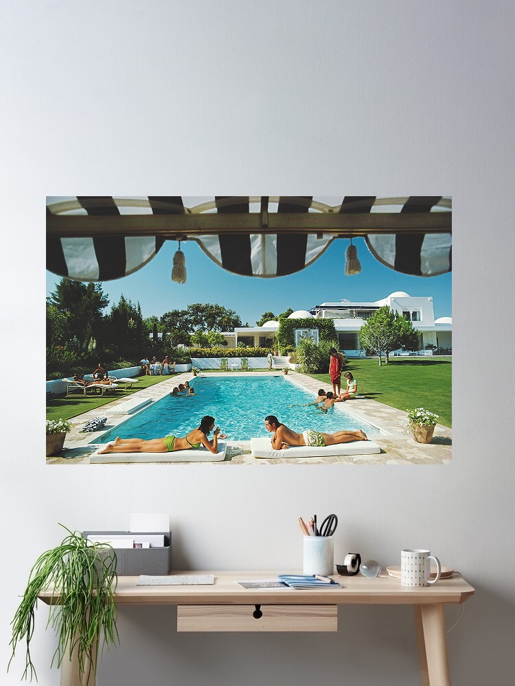 Luxury Lifestyle Picture - Retro Poolside Host Luxe levensstijl door